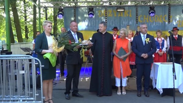 Parada maszyn i przepiękne wieńce – tak rolnicy z Chodcza dziękowali za plony