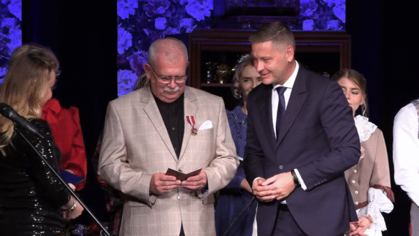 Teatr, pasja, uznanie – Piotr Gutowski z brązowym medalem Gloria Artis