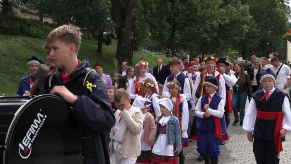Korowód Dożynkowy przeszedł przez Brześć Kujawski. Rolnicy świętowali zakończenie żniw