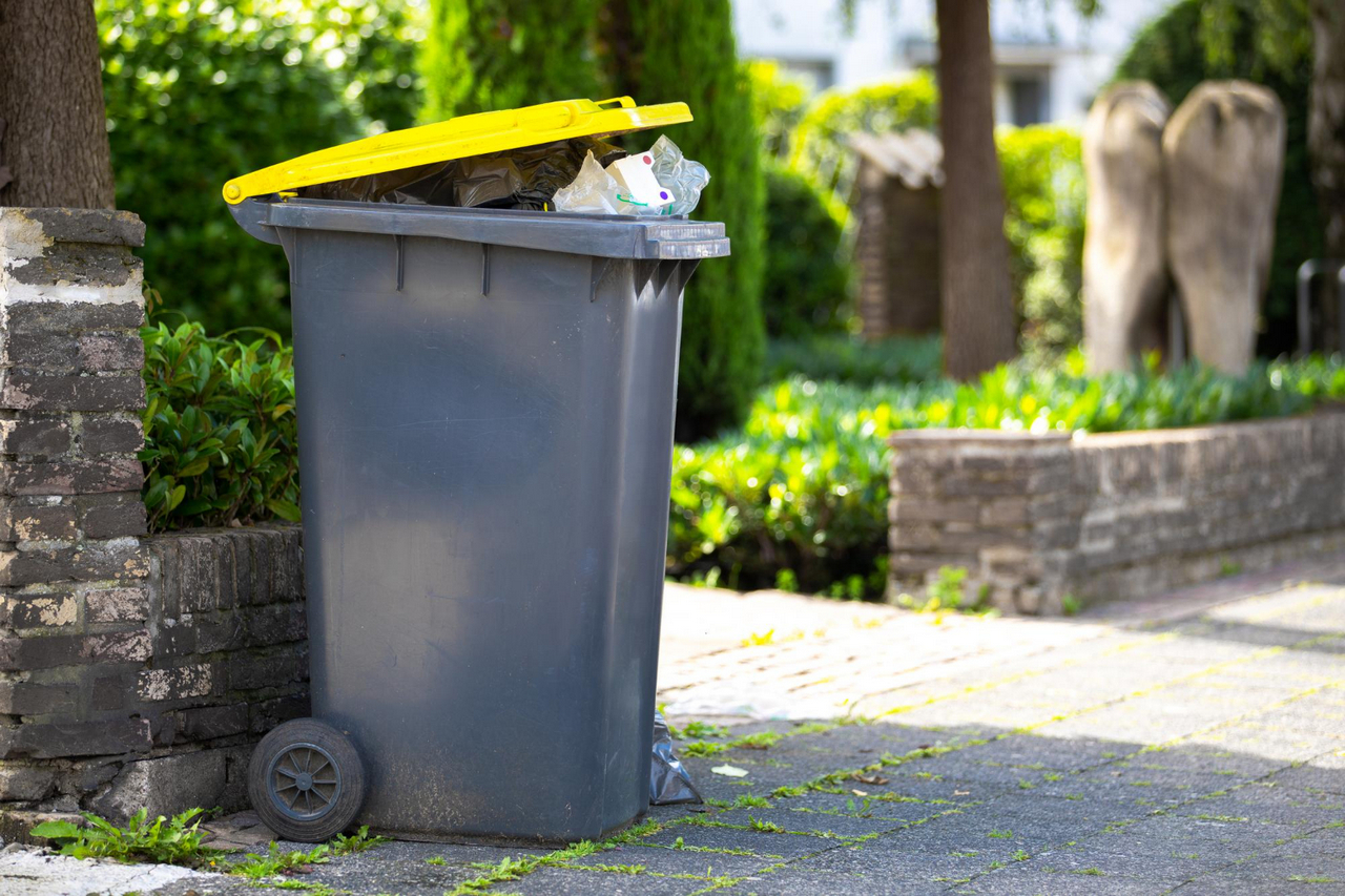 „Jak wybrać odpowiedni kosz na śmieci na zewnątrz swojego domu?” – porady i wskazówki
