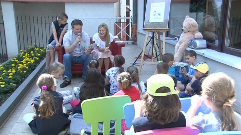 Dzieci wysłuchały bajek Brzechwy na tarasie Biblioteki Publicznej