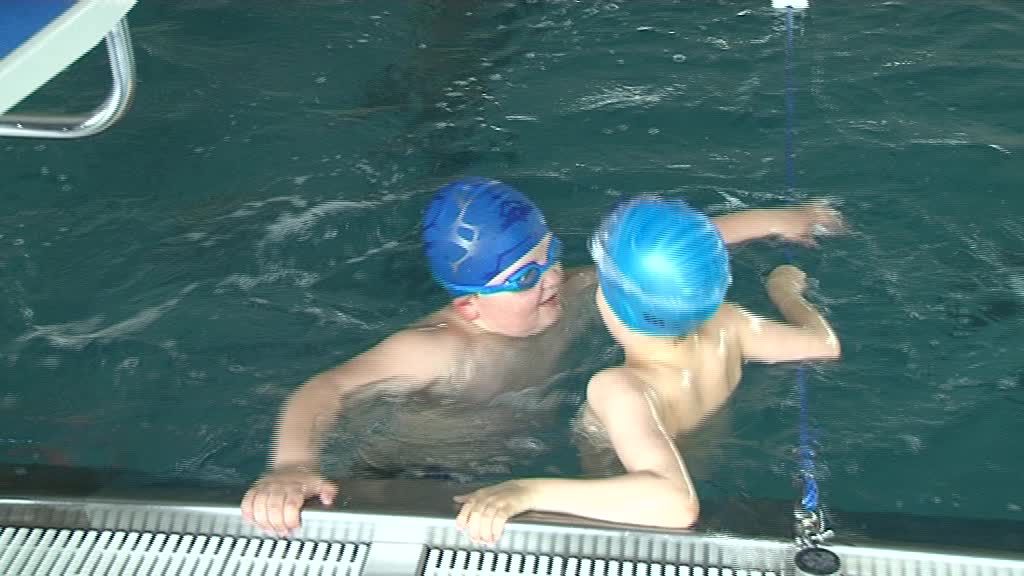 Najmłodsi uczniowie z włocławskich szkół uczą się pływać