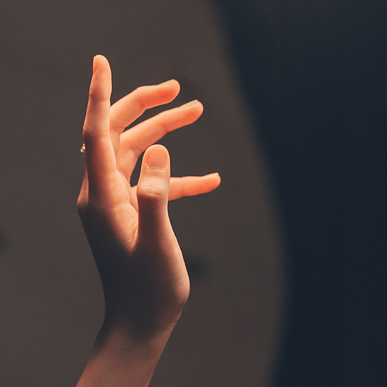 Parafina na dłonie – sposób na regenerację skóry dłoni