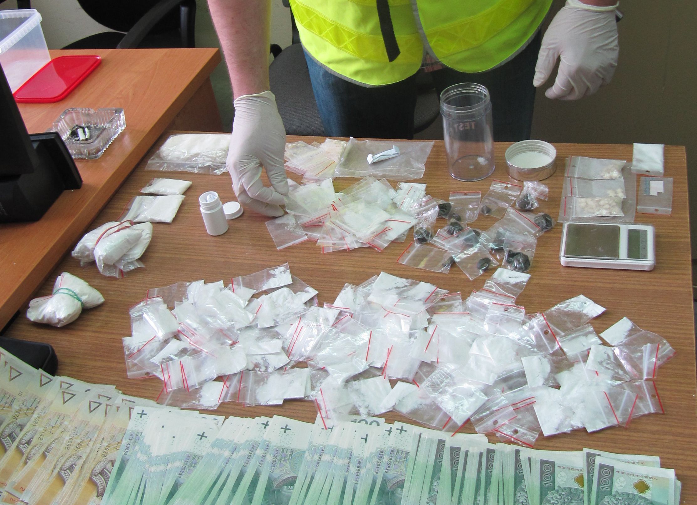 Policjanci znaleźli w mieszkaniu włocławianina mnóstwo narkotyków i ponad 40 tys. zł!