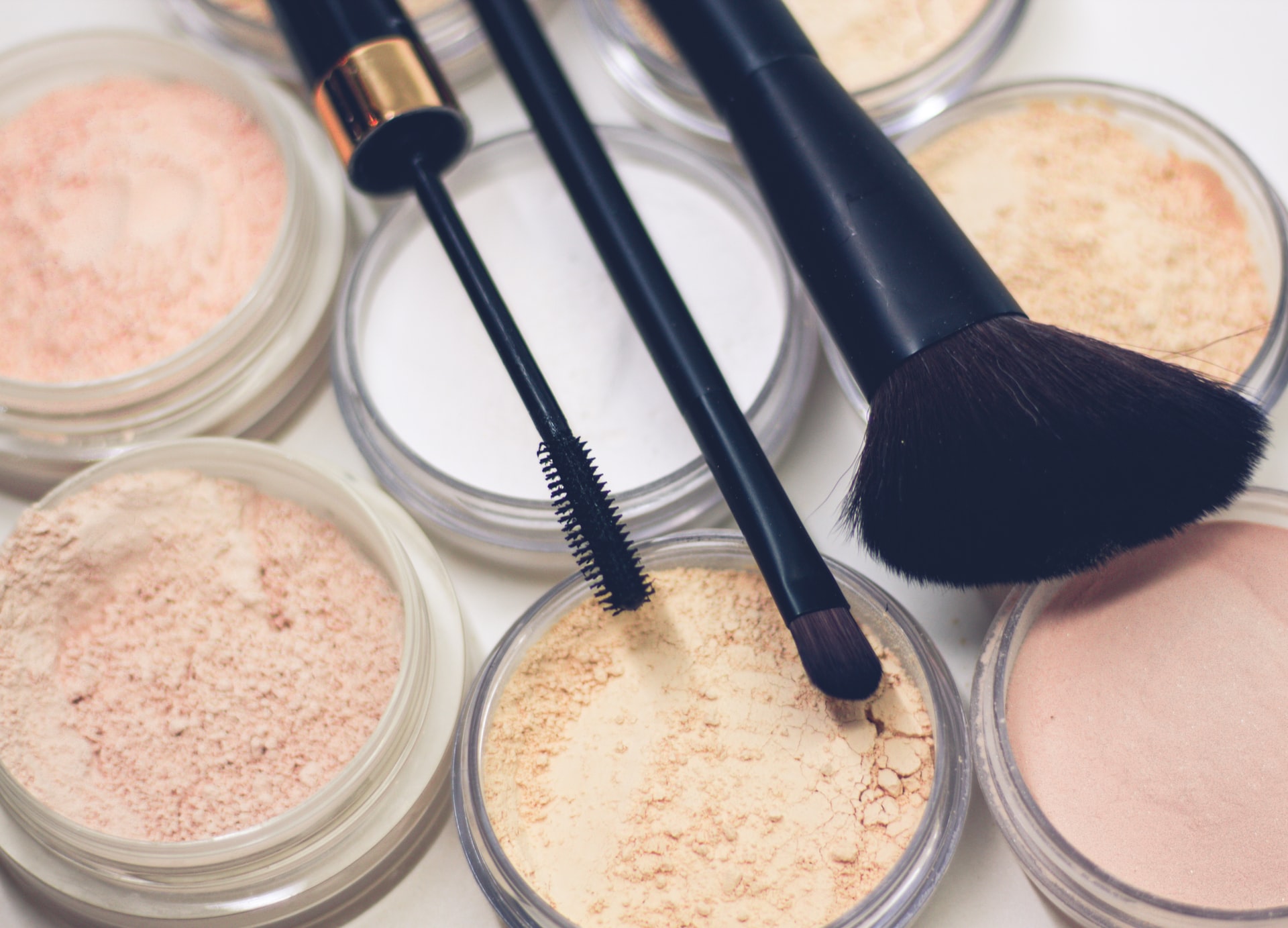 Szkolenia kosmetyczne online – czy warto je robić?